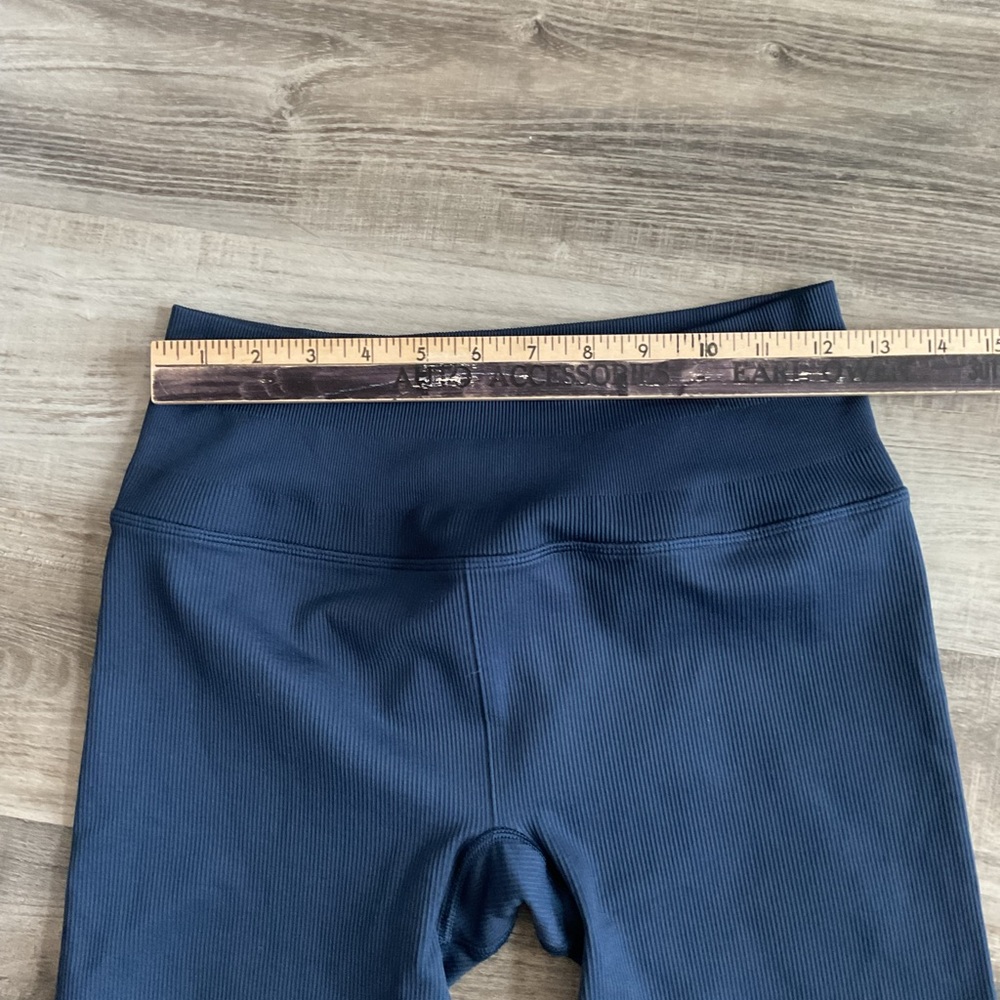 ALO Seamless Ribbed Favorite Short - Picture 3 of 4
